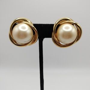 Richelieu faux pearls Gold Tone Swirl Clip On earrings Classic Luxury Business